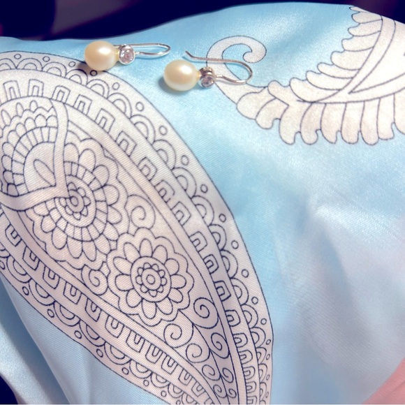 Pearl Drops with Bezel set tiny rhinestone above Pearl . - Picture 1 of 2